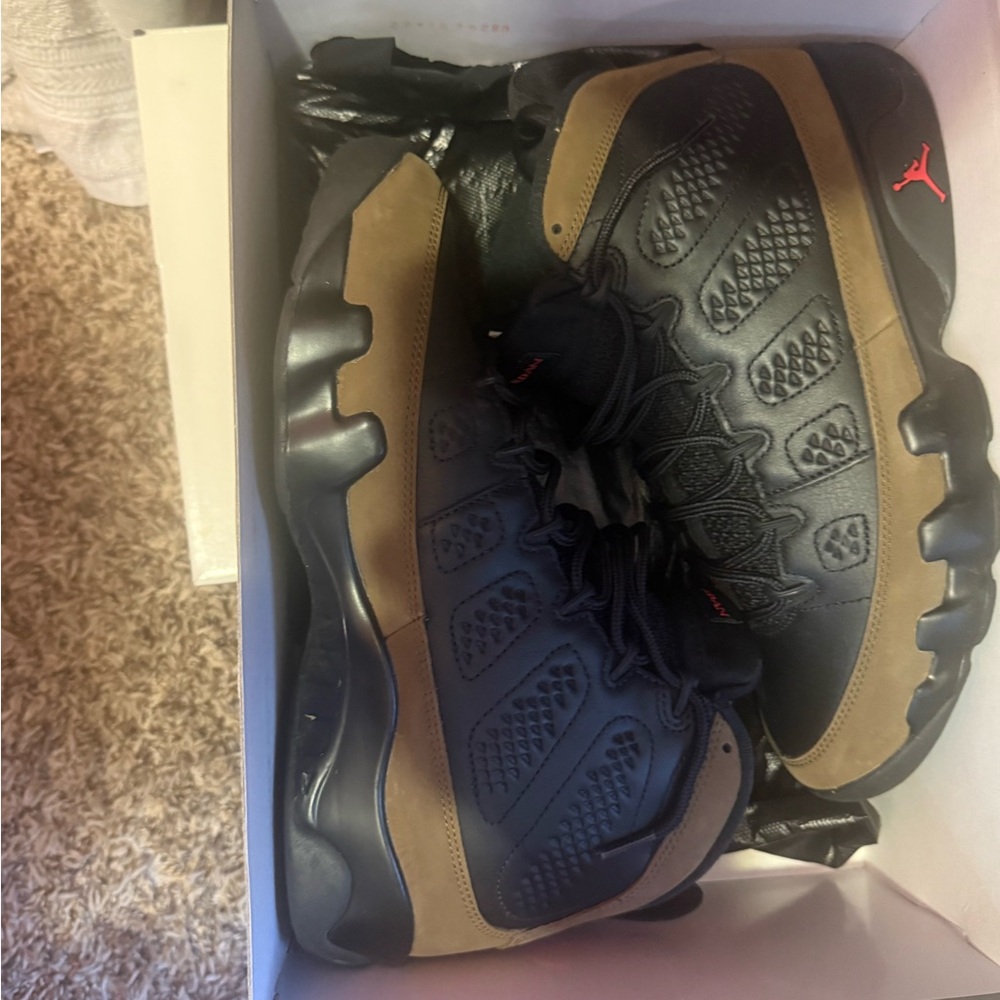 Jordan Men's Black and Tan Sneakers